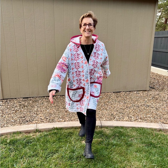 Floral Women’s Jacket upcycled blanket with Burgundy Accents- Hood and pockets! - Picture 9 of 9